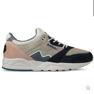 Karhu Aria 95 India Ink/Pelican
